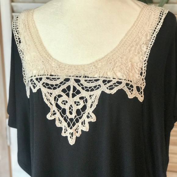 CURVY FLUTTER SLEEVE TOP W/ LACE NECKLINE 1XL & 2 XL - Picture 6 of 7